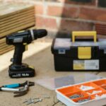 Jakie materiały przydadzą się do obróbki drewna? Dowiedz się, jakie materiały przydadzą się do obróbki drewna!