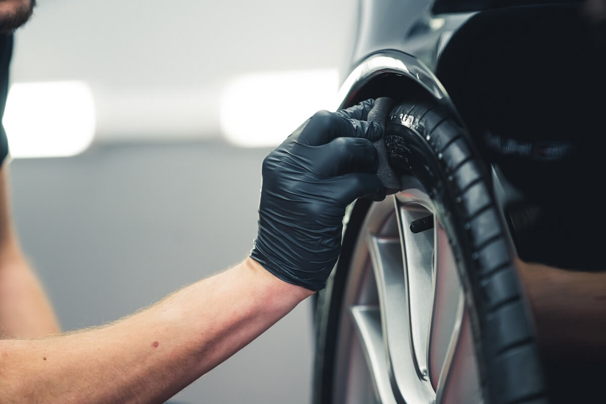 Czernidło do opon – co daje i jak je stosować?