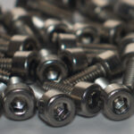 DIN 912 w praktyce — gdzie i dlaczego warto stosować śruby z łbem walcowym?