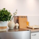 Co postawić na lodówce w kuchni, by wyglądało estetycznie Co postawić na lodówce w kuchni