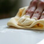 Czym zmyć farbę z plastiku skutecznie i bez zarysowań Czym zmyć farbę z plastiku