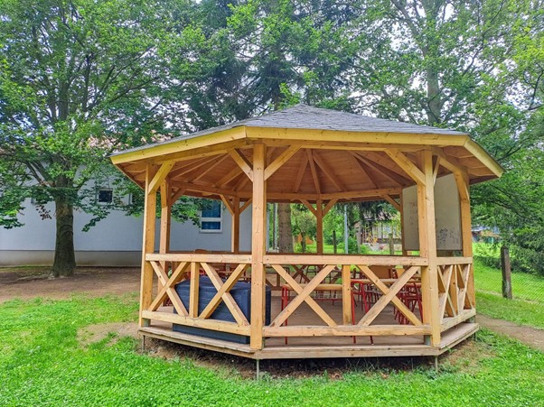 Dlaczego warto wybrać drewnianą altanę ogrodową do swojego ogrodu?