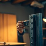 Jak zamontować zawias do metalowej futryny