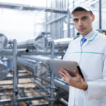 Flokulanty anionowe i kationowe – niewidoczni bohaterowie przemysłu i oczyszczania wody chemik w fabryce